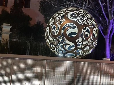 Belysning af sfære skulptur
