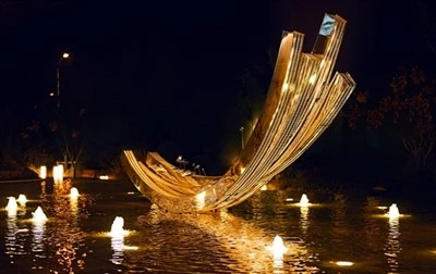 Metal Boat LED LIGHT ART SKULPTUR